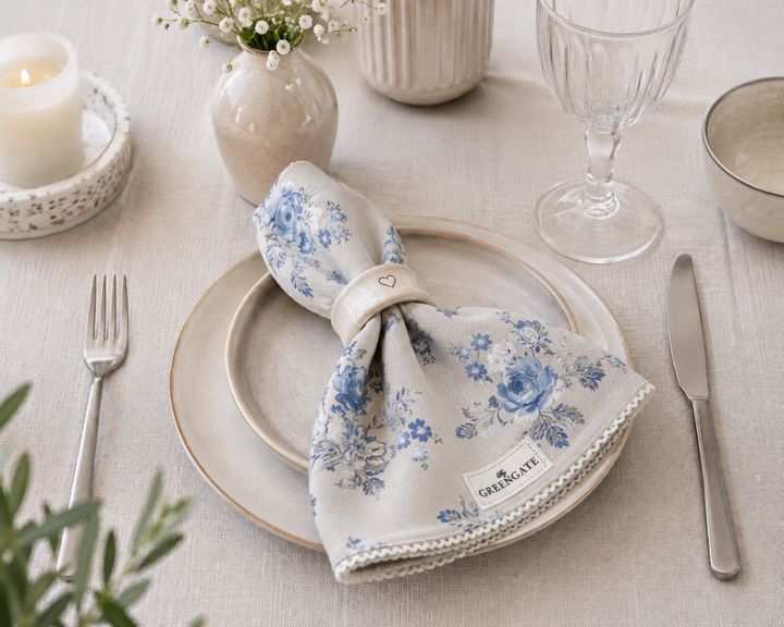 GreenGate Stoffserviette mit blauem Blumenmuster auf gedecktem Tisch mit Serviettenring im skandinavischen Stil