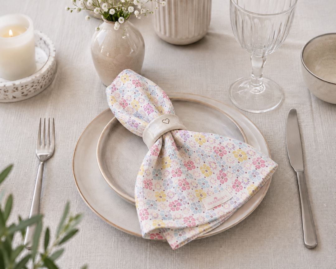 GreenGate Stoffserviette mit buntem Blumenmuster in Pastellfarben auf gedecktem Frühstückstisch im skandinavischen Landhausstil