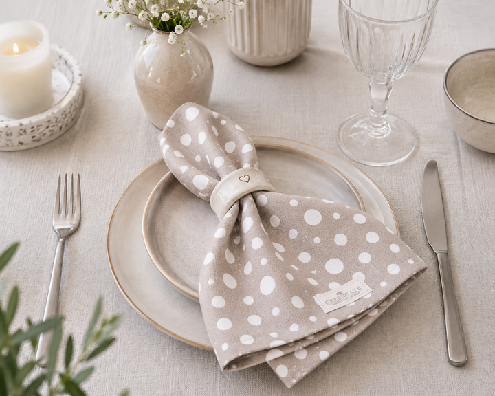 GreenGate Stoffserviette mit weißen Punkten in Beige auf gedecktem Frühstückstisch im skandinavischen Landhausstil