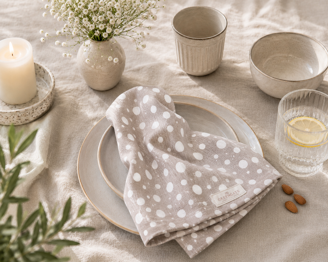 Beige GreenGate Stoffserviette mit Punkten dekorativ auf Keramikteller im hellen skandinavischen Stil