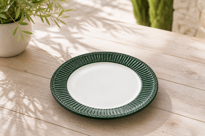 GreenGate Speiseteller Alice Dunkelgrün 26,5 cm auf hellem Landhaus Tisch von schräg oben fotografiert minimalistisch ohne weitere Produkte