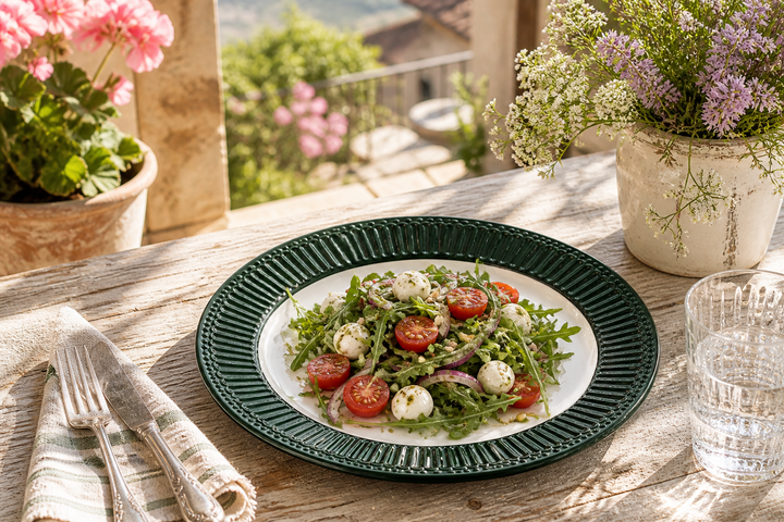 GreenGate Speiseteller Alice Dunkelgrün 26,5 cm mit frischem Salat auf sonniger Terrasse im mediterranen Landhausstil