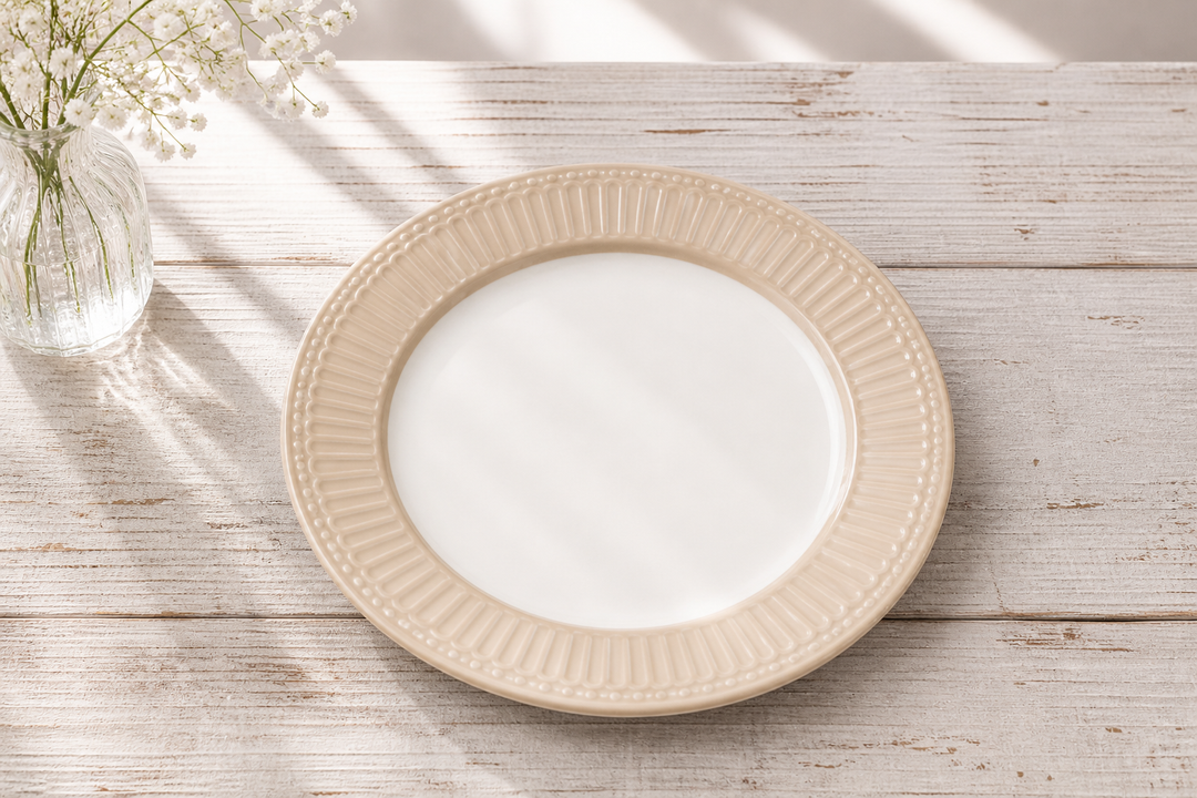 GreenGate Speiseteller Alice Fudge 26,5 cm auf hellem Landhaus Tisch minimalistisch von schräg oben fotografiert ohne weitere Produkte