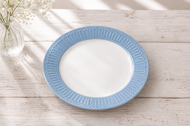 GreenGate Speiseteller Alice Hellblau 26,5 cm auf hellem Landhaus Tisch minimalistisch von schräg oben fotografiert ohne weitere Produkte