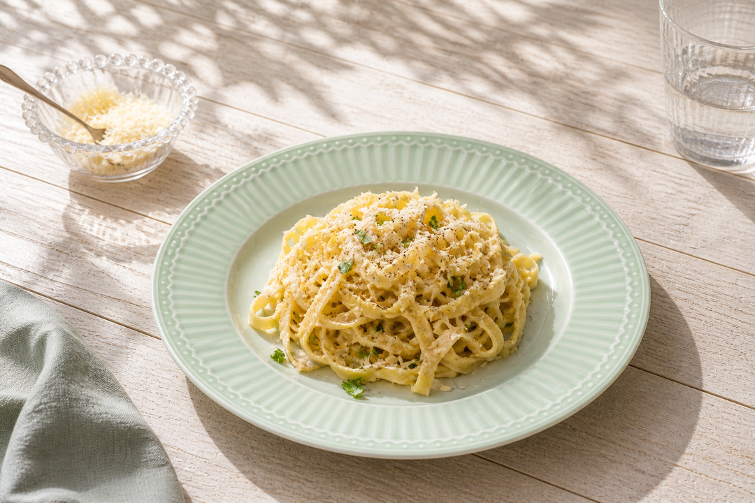 GreenGate Speiseteller Alice Hellgrün 27 cm mit Pasta Gericht im Landhaus Stil mit Holz Tisch und Parmesanschale