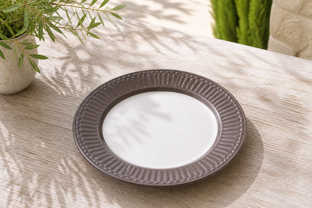 GreenGate Speiseteller Alice Schokolade 26,5 cm auf hellem Landhaus Tisch minimalistisch von schräg oben fotografiert ohne weitere Produkte