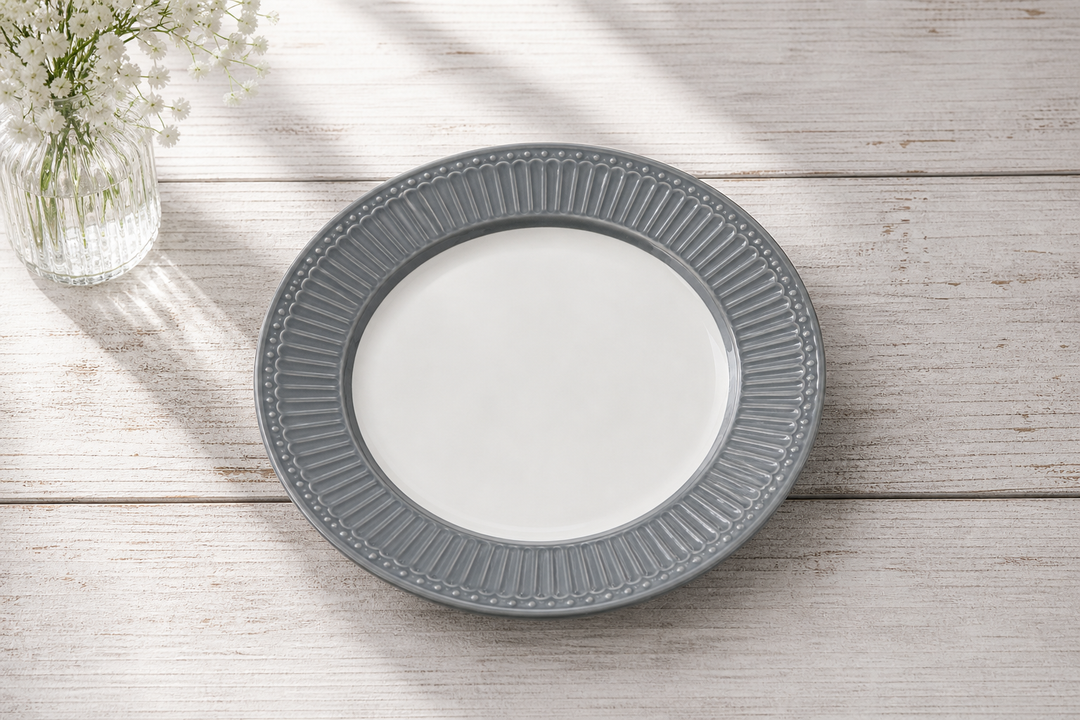GreenGate Speiseteller Alice Steingrau 26,5 cm auf hellem Landhaus Tisch minimalistisch von schräg oben fotografiert ohne weitere Produkte