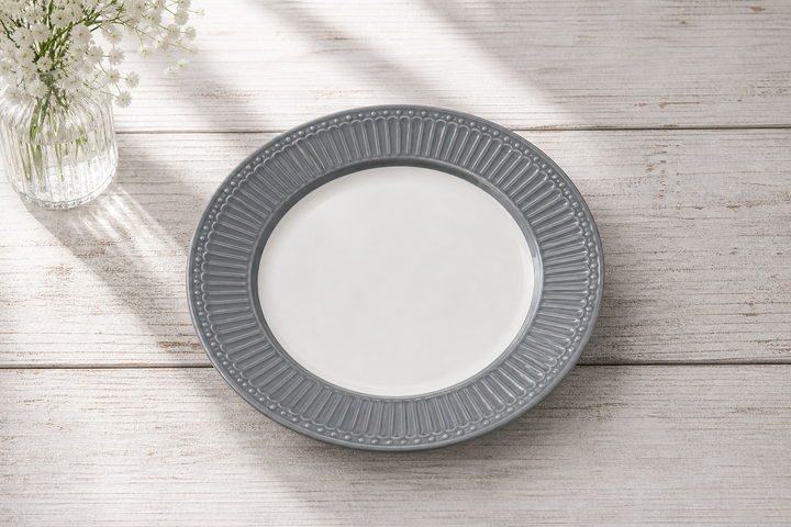 GreenGate Speiseteller Alice Steingrau 26,5 cm auf hellem Landhaus Tisch minimalistisch von schräg oben fotografiert ohne weitere Produkte