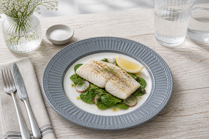 GreenGate Speiseteller Alice Steingrau 26,5 cm im skandinavisch minimalistischen Stil mit Fischgericht hell clean und maritimer Atmosphäre