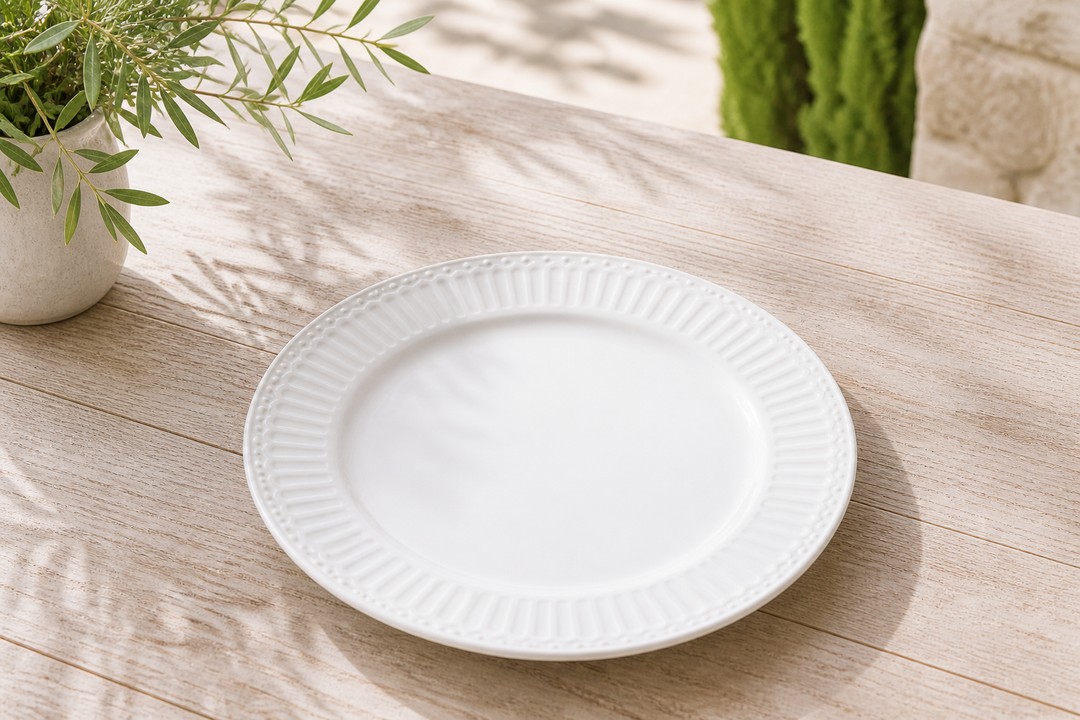 GreenGate Speiseteller Alice Weiß 26,5 cm auf hellem Landhaus Tisch minimalistisch von schräg oben fotografiert ohne weitere Produkte