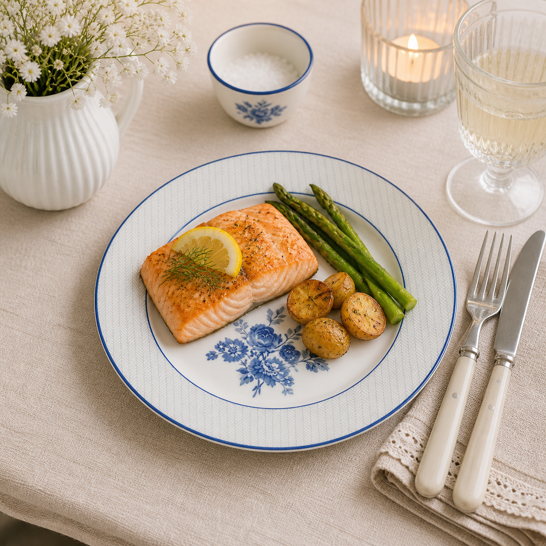 GreenGate Speiseteller Harmony geblümt 26,5 cm mit Lachs, Kartoffeln und Gemüse in heller Landhausküche angerichtet