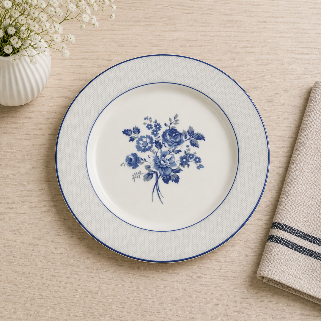 GreenGate Speiseteller Harmony geblümt 26,5 cm mit floralem Muster auf hellem Holztisch im Landhausstil, minimal und clean