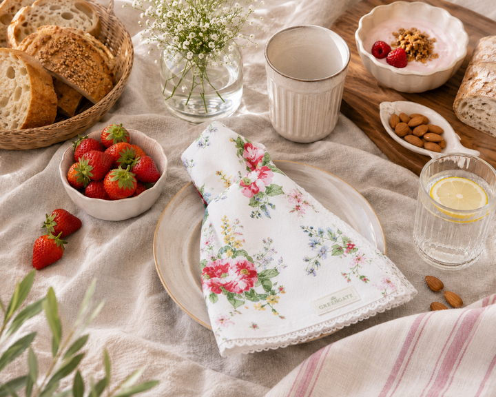 GreenGate Stoffserviette Alicia mit Blumenmuster in gemütlicher Frühstücksszene mit Erdbeeren und Landhaus Stil