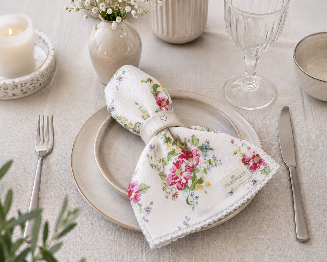 GreenGate Stoffserviette Alicia mit floralem Blumenmuster auf gedecktem Landhaus Tisch in heller skandinavischer Atmosphäre