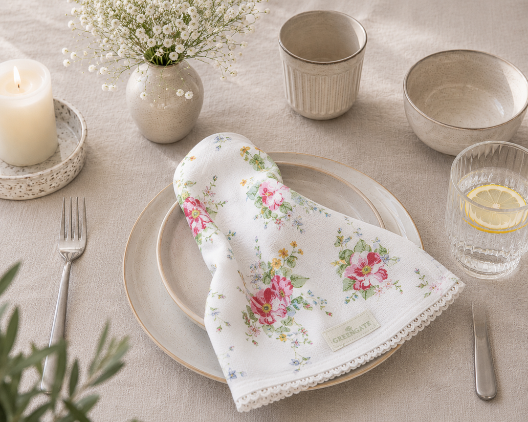 GreenGate Stoffserviette Alicia mit floralem Blumenmuster in heller skandinavischer Tischszene mit natürlicher Landhaus Atmosphäre