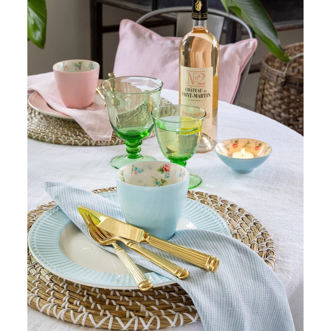 GreenGate Stoffserviette Alicia hellblau auf gedecktem Tisch im skandinavischen Landhausstil mit Geschirr und Besteck