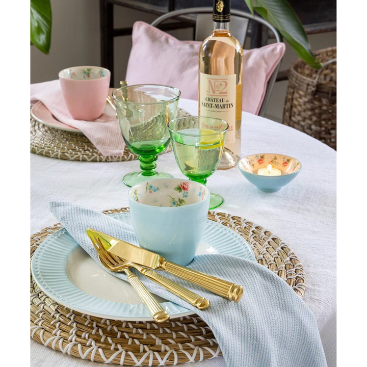 GreenGate Stoffserviette Alicia hellblau auf gedecktem Tisch im skandinavischen Landhausstil mit Geschirr und Besteck