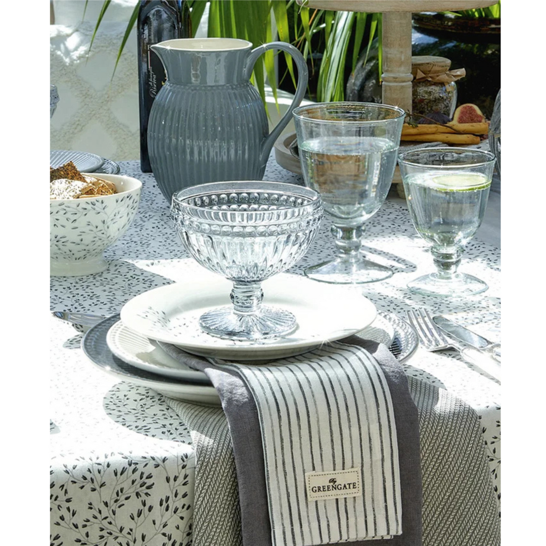 GreenGate Stoffserviette Alicia hellgrau auf gedecktem Tisch im skandinavischen Landhausstil mit Geschirr und Glas