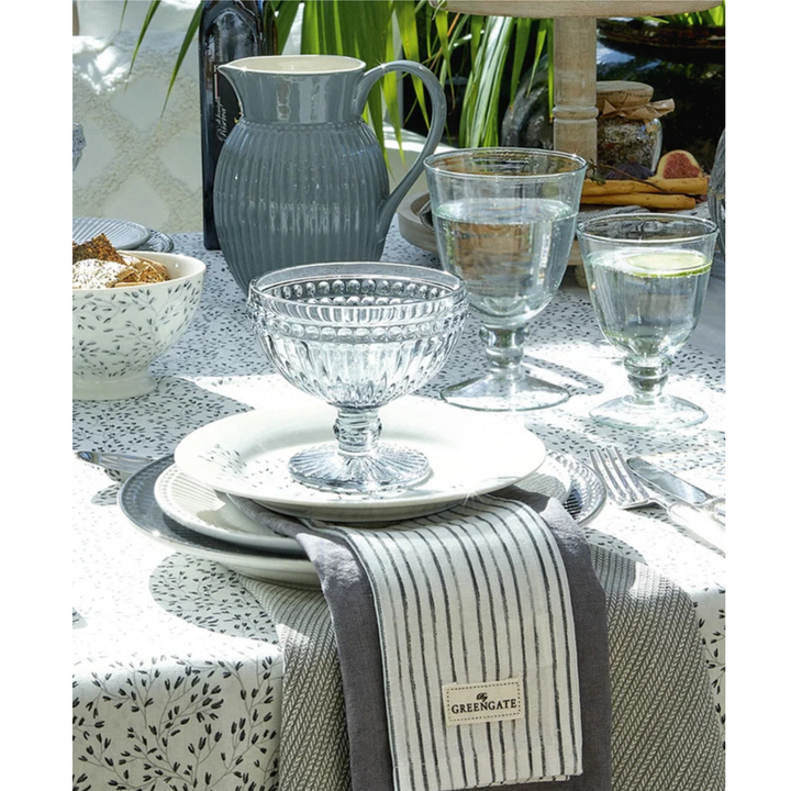 GreenGate Stoffserviette Alicia hellgrau auf gedecktem Tisch im skandinavischen Landhausstil mit Geschirr und Glas