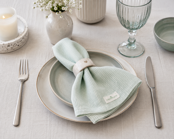 GreenGate Stoffserviette Alicia hellgrün mit Serviettenring auf heller Keramik im skandinavischen Landhausstil