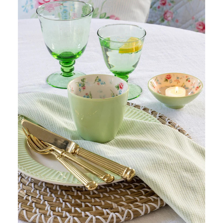 GreenGate Stoffserviette Alicia hellgrün als Tischdeko im skandinavischen Landhausstil mit Geschirr und Glas