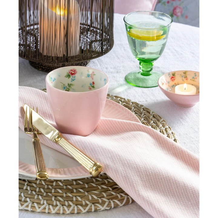 GreenGate Stoffserviette Alicia hellrosa als Tischdeko im skandinavischen Landhausstil mit Geschirr und Besteck