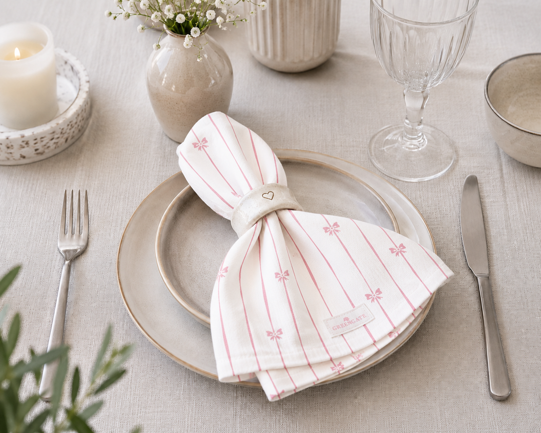 GreenGate Stoffserviette Dolobella mit rosa Schleifenstreifen bei gemütlichem Frühstück im Landhausstil