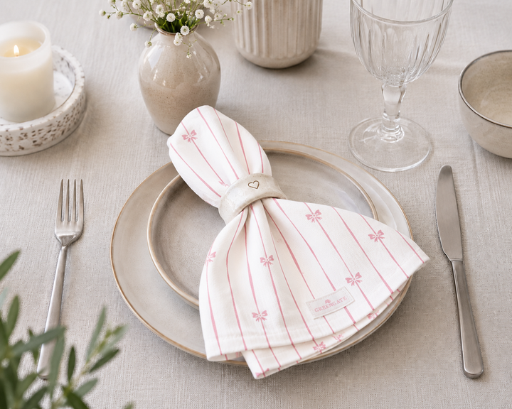 GreenGate Stoffserviette Dolobella mit rosa Schleifenstreifen bei gemütlichem Frühstück im Landhausstil