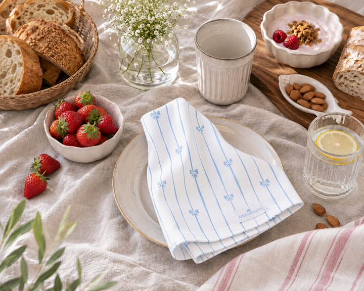 GreenGate Stoffserviette blau weiß mit Schleifenmuster in gemütlicher Frühstücksszene im skandinavischen Stil