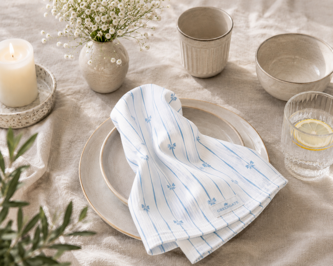 GreenGate Stoffserviette mit blauem Schleifenmuster auf hellem Keramikteller im minimalistischen skandinavischen Landhausstil