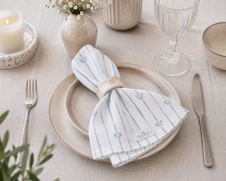 GreenGate Stoffserviette mit blauen Streifen und Schleifenmuster auf gedecktem Tisch im skandinavischen Landhausstil