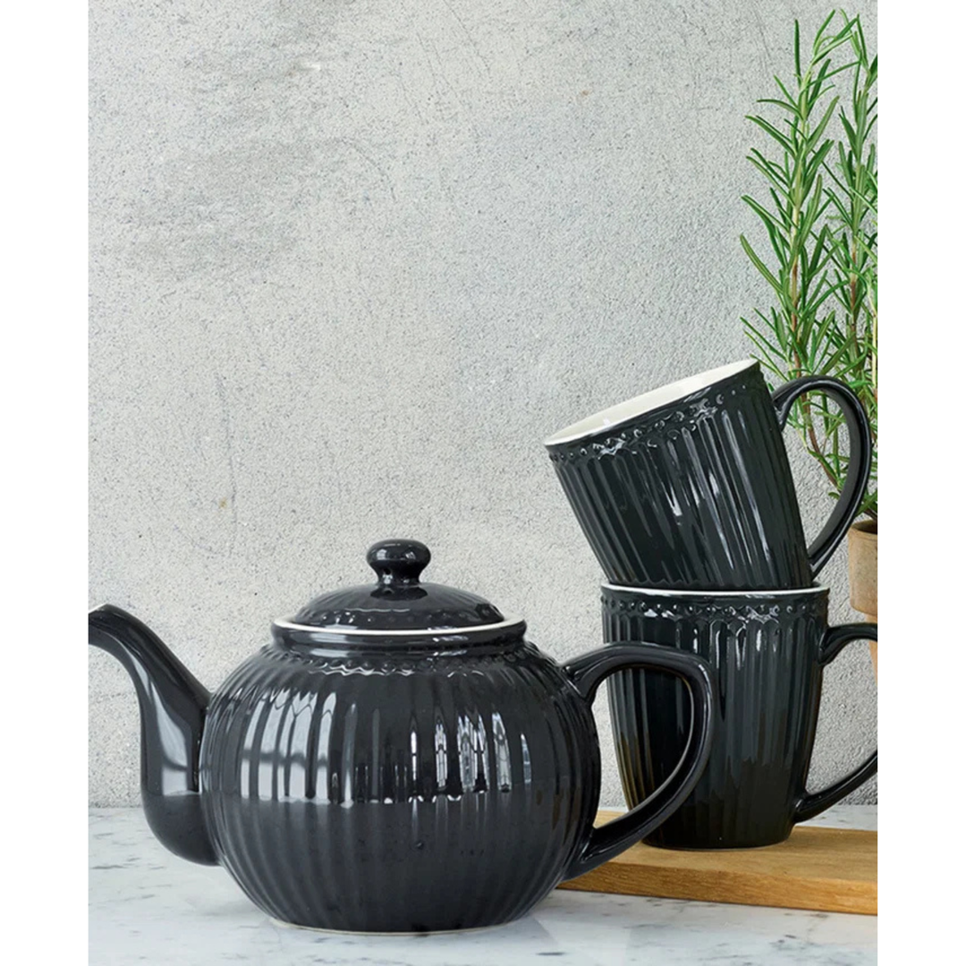 GreenGate Henkeltasse Alice Dunkelgrau auf stilvoll gedecktem Tisch im skandinavischen Hygge Stil