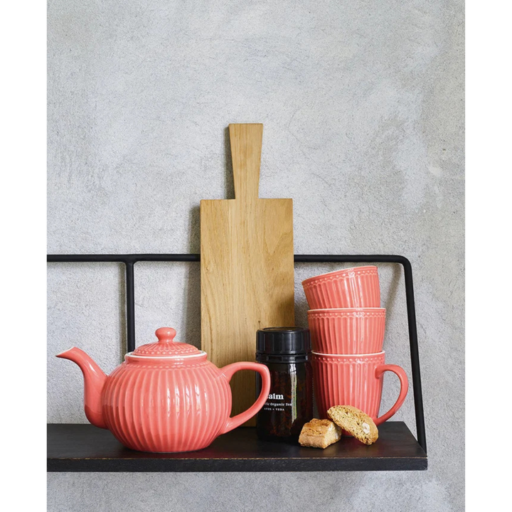Detailansicht der GreenGate Tasse Alice Koralle mit charakteristischem Alice-Relief und glänzender Porzellanoberfläche
