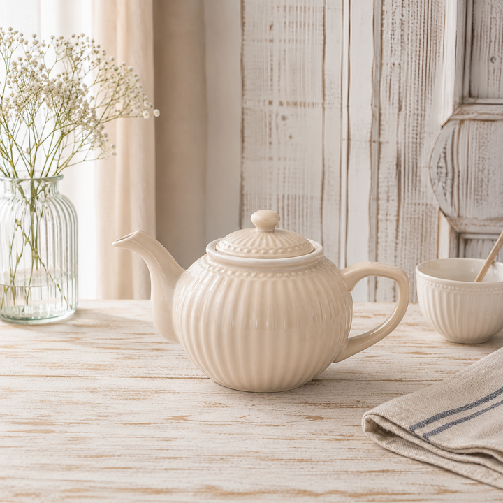 GreenGate Teekanne Alice Karamell 1 L auf hellem Landhaus Tisch minimalistisch inszeniert