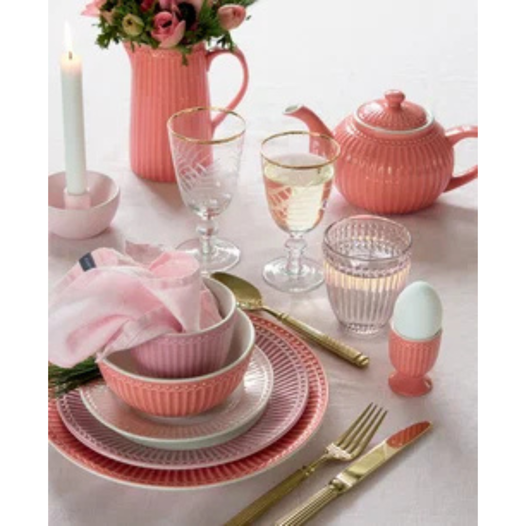 GreenGate Teekanne Alice Koralle mit Teetassen auf einem gedeckten Tisch im skandinavischen Landhausstil