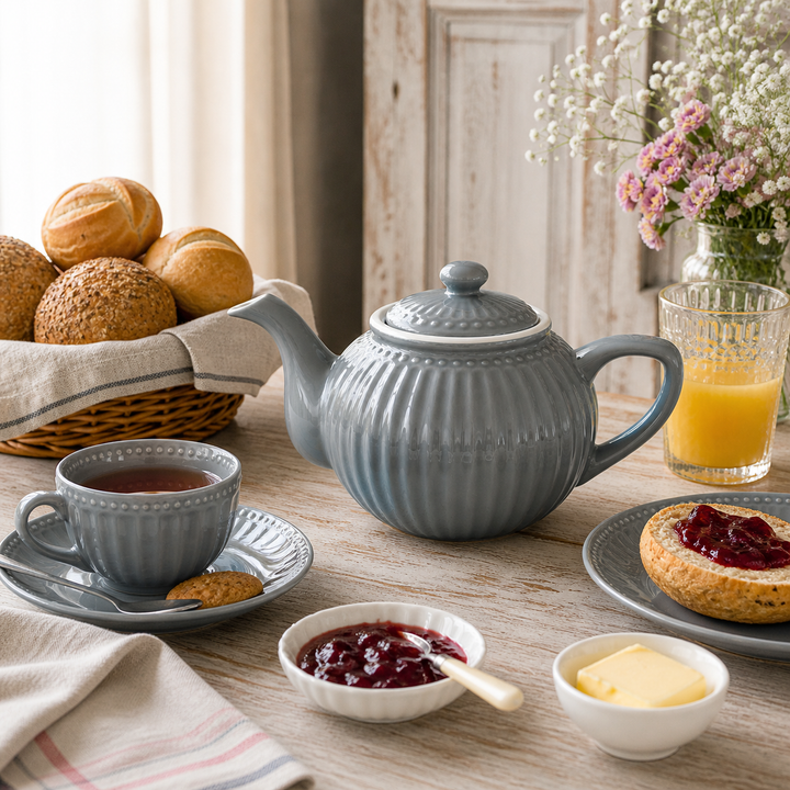 GreenGate Teekanne Alice Steingrau 1 L in Frühstück Szene mit Brötchen Marmelade und Orangensaft im Landhausstil