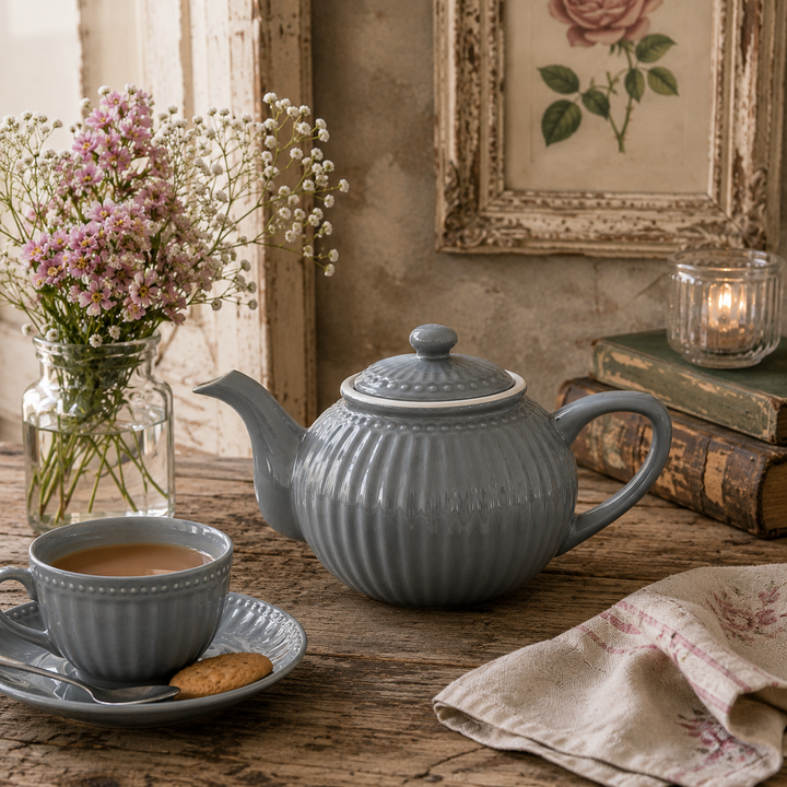 GreenGate Teekanne Alice Steingrau 1 L in gemütlicher Kaffee Szene im Vintage Landhausstil