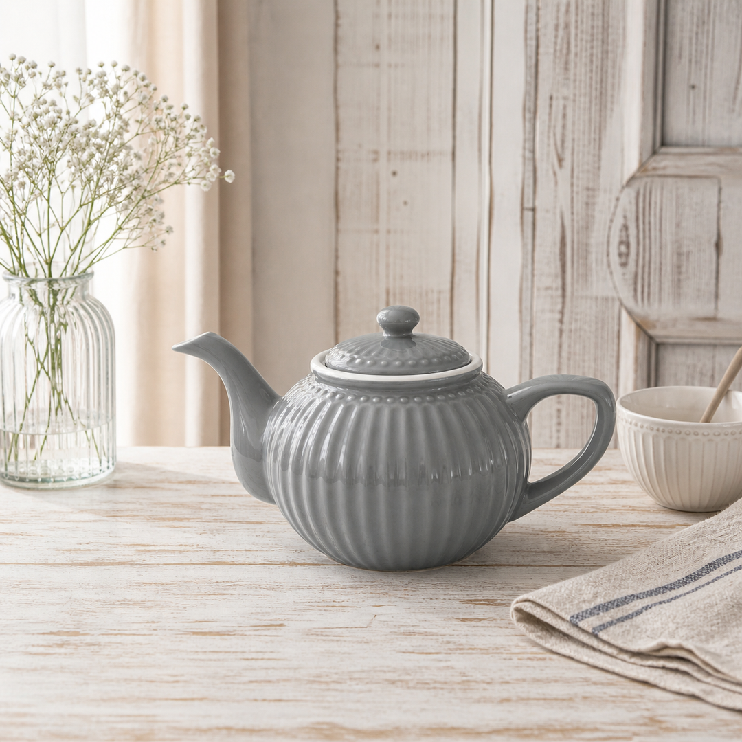 GreenGate Teekanne Alice Steingrau 1 L auf hellem Landhaus Tisch minimalistisch inszeniert