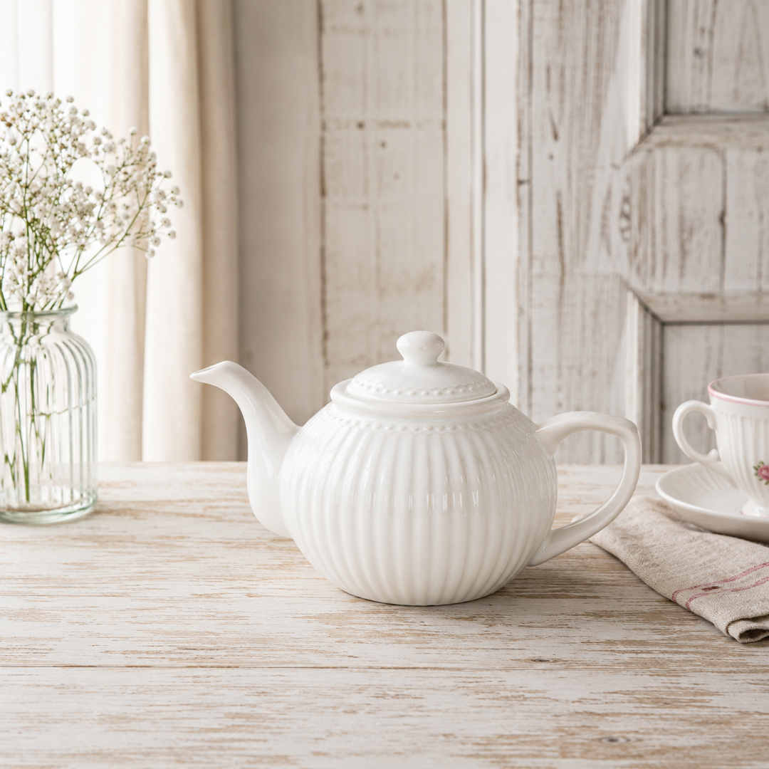 GreenGate Teekanne Alice Weiß 1,5 L auf hellem Landhaus Tisch minimalistisch inszeniert
