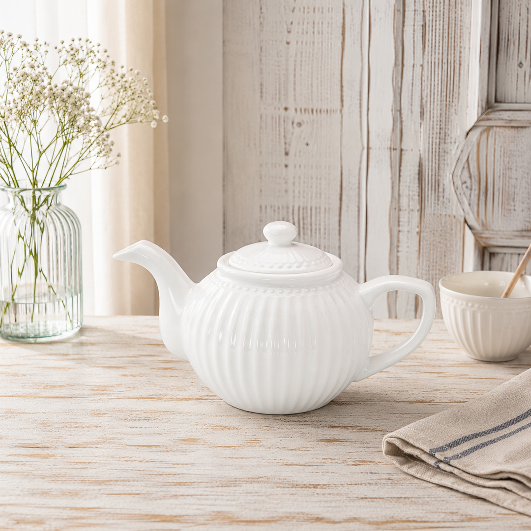 GreenGate Teekanne Alice Weiß 1 L auf hellem Landhaus Tisch minimalistisch inszeniert
