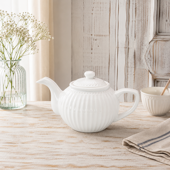 GreenGate Teekanne Alice Weiß 1 L auf hellem Landhaus Tisch minimalistisch inszeniert