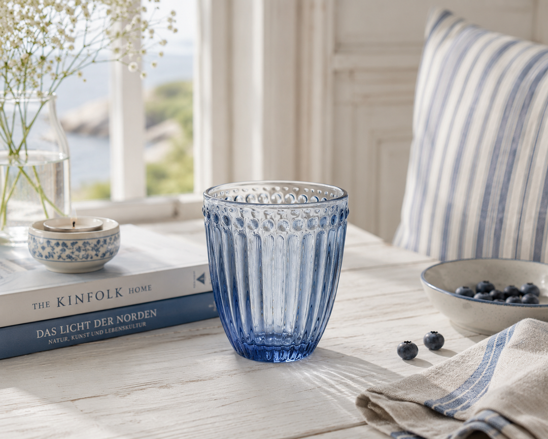 GreenGate Wasserglas Alice Blau auf hellem Landhaus Tisch mit weichem Licht im skandinavischen Stil
