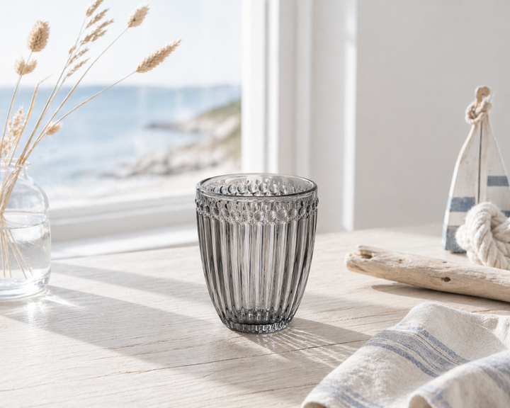 GreenGate Wasserglas Alice Grau in heller skandinavischer Küsten Szene mit maritimer Dekoration und weichem Licht