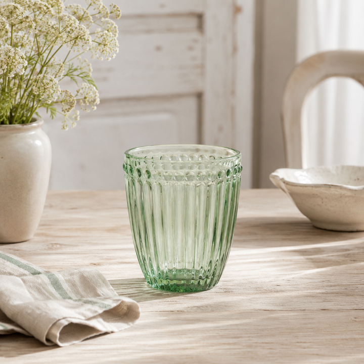 GreenGate Wasserglas Alice Hellgrün auf hellem Landhaus Tisch mit weichem Licht im skandinavischen Stil
