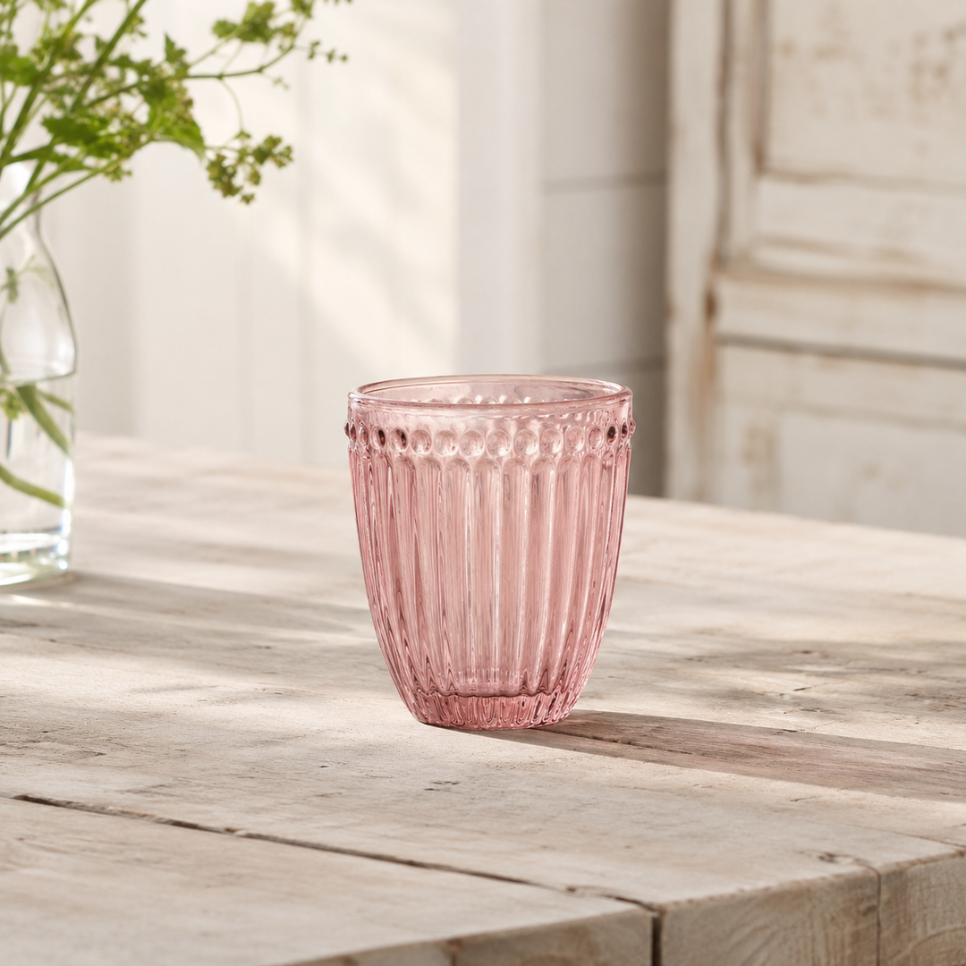 GreenGate Wasserglas Alice Hellrosa auf hellem Landhaus Tisch mit weichem Licht im skandinavischen Stil