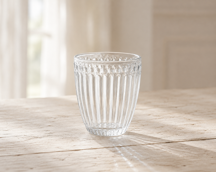 GreenGate Wasserglas Alice Klar auf hellem Landhaus Holztisch mit weichem Tageslicht im minimalistischen skandinavischen Stil