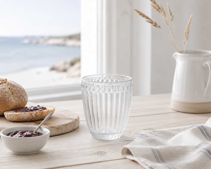GreenGate Wasserglas Alice Klar in heller skandinavischer Küsten Szene mit minimaler maritimer Dekoration
