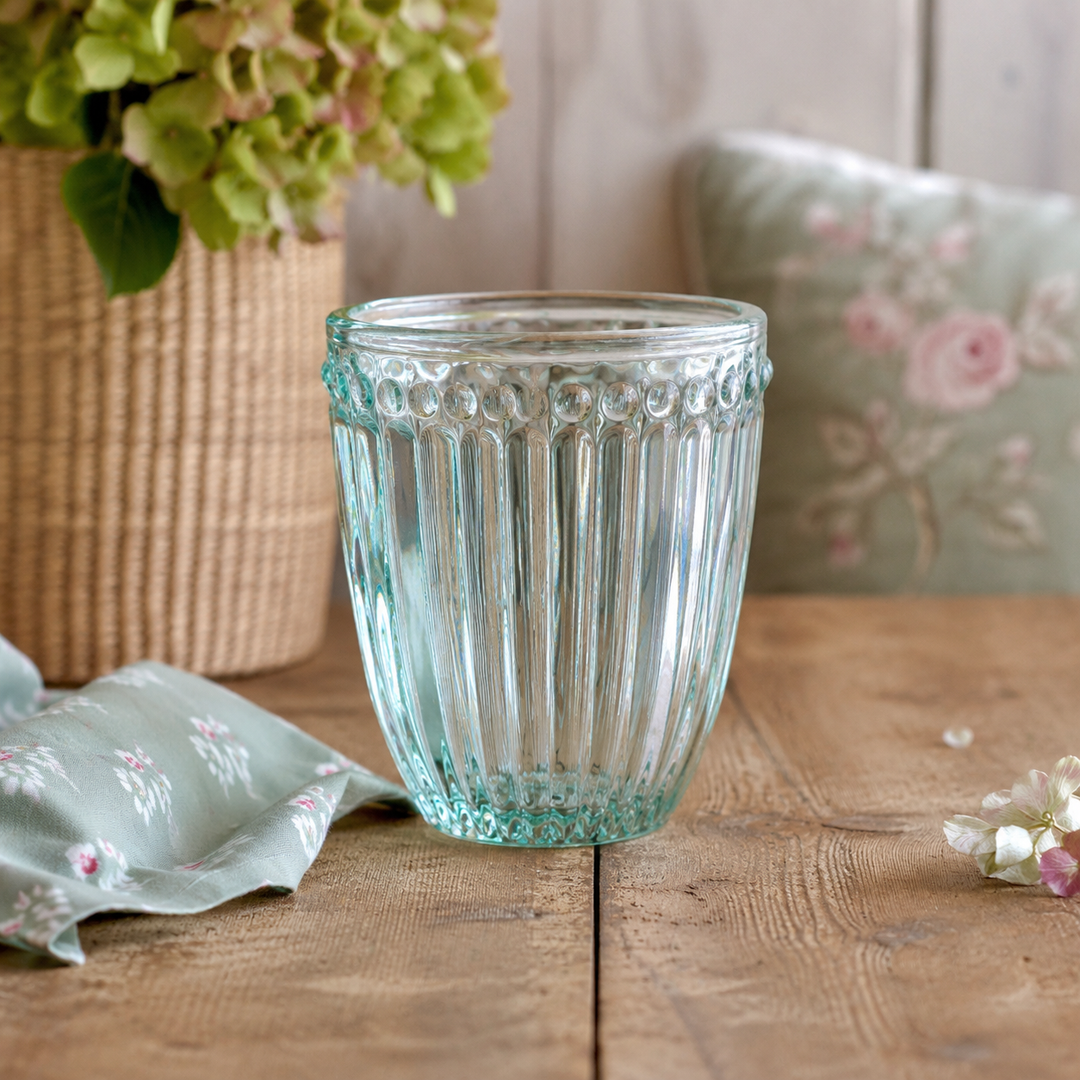 GreenGate Wasserglas Alice Kühle Minze auf hellem Landhaus Tisch mit weichem Licht im skandinavischen Stil