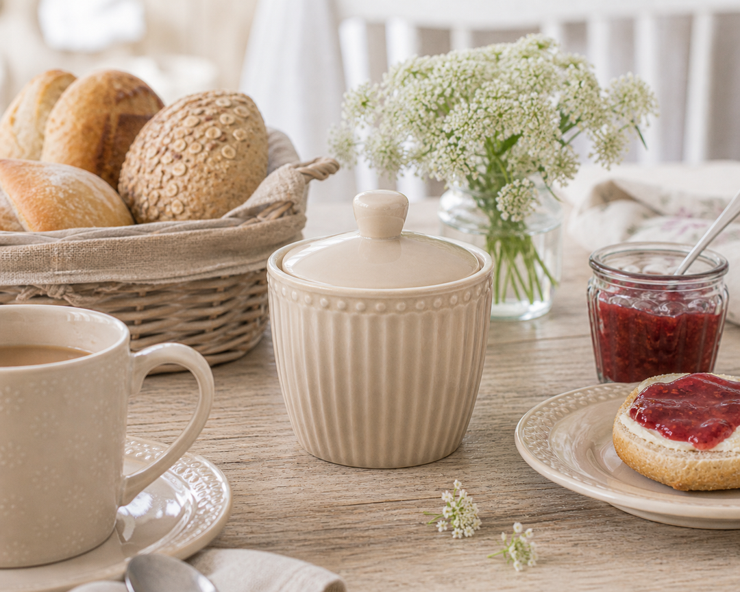 GreenGate Zuckerdose Alice Fudge auf Holztisch im Landhausstil, Frühstücksszene mit Brötchen und Marmelade
