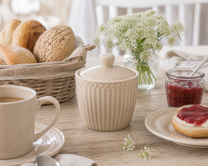 GreenGate Zuckerdose Alice Fudge auf Holztisch im Landhausstil, Frühstücksszene mit Brötchen und Marmelade